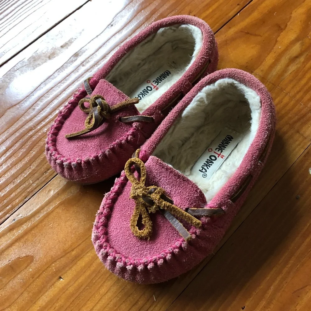 Minnetonka toddler girls 7 pink slippers moccasins shoes faux fur leather ties